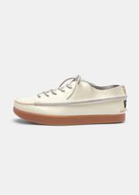 Load image into Gallery viewer, Finn Leather Shoe On Negative Heel - Off White
